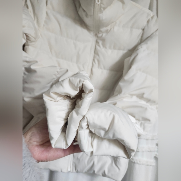 Uniqlo White Puffer Coat. Size Small. - Picture 9 of 10